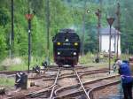 Die BR 52 8154-8 rangiert hier gerade vom Bahnhof Schwarzenberg auf das Austellungsgelnde des VSE.