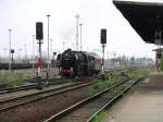 52-1360 mit einem E30-Eilzugwagen im Halberstdter Hauptbahnhof.