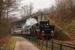 52 6106 unter der Stahlbrücke in Wengern Ost, am 01.04.2018.