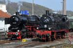 Eine Parallelfahrt könnte man meinen. Hier jedoch fährt 78 468 rückwärts und 52 6106 kommt mit einem Personenzug im Eisenbahnmuseum Bochum-Dahlhausen an. (April 2018)