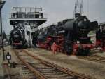 52 8075-5 und 52 8079-7 unter dem Kohlebunker in Chemnitz-Hilbersdorf.26.08.06