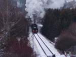 52 7596 der EFZ bei ihrer Abschiedsfahrt kurz vor dem Haltepunkt Europastre, hier bei einer Scheinanfahrt.