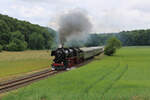 52 1360-8 zieht am 06.06.2022 einen Sonderzug von Frankfurt-Höchst zum Bahnhofsfest nach Königstein und erreicht hier Schneidhain.