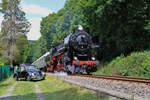 52 1360-8 zieht am 06.06.2022 einen Sonderzug von Frankfurt-Höchst zum Bahnhofsfest nach Königstein und erreicht in Kürze ihr Ziel.