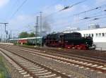 VSE-Museumszug mit Lok 52 8080 Tv bei Ausfahrt aus Dresden Hbf.