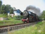 Die Lbauer 52 8080 mit dem Schwarzenberger Traditionszug auf der Zwnitztalbahn in Burkhardtsdorf, 26.08.07