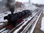 Der Sonderzug des  Eisenbahnmuseums Bayerischer Bahnhof  mit BR 52-5184 im Mrz 2006 im Bf Deuben.