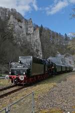 50 Jahre EFZ (|||) - Leider nur von hinten - 052 988-3 auf der Sonderzugfahrt von Sigmaringen nach Rottweil am 09.04.2023 kurz vor dem ehemaligen Bahnhof von Inzigkofen