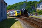 HLB Alstom Lint 41 VT612 trifft am 28.05.23 auf Historische Eisenbahn Frankfurt 52 4867 beim Bahnhofsfest in Königstein von einen Gehweg aus fotografiert