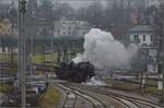 Weihnachtsmarktdampffahrt der Eisenbahnfreunde Zollernbahn.

52 7596 beim Grenzübertritt in die Schweiz. Die Rangierfahrt geht gleich wieder zurück nach Konstanz zum Wasserfassen. Dezember 2023.