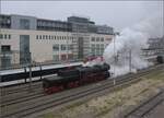 Weihnachtsmarktdampffahrt der Eisenbahnfreunde Zollernbahn.

52 7596 rangiert in Konstanz zum Wasserfassen während gleichzeitig nebenan die SBB und Thurbo eine Paralleleinfahrt üben. Dezember 2023.