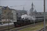 Weihnachtsmarktdampffahrt der Eisenbahnfreunde Zollernbahn.

52 7596 rangiert ihren Zug in Konstanz auf die Güterzuggleise. Dezember 2023.