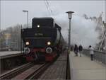 Weihnachtsmarktdampffahrt der Eisenbahnfreunde Zollernbahn.

52 7596 auf der Rheinbrücke in Konstanz. Dezember 2023.