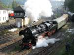 52 8047 mit ihrem Sonderzug bei Ausfahrt aus Nossen auf der Zellwaldbahn nach Freiberg; 22.09.2007  