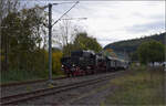 Dampftage Rottweil 2024.

52 7596 fährt ohne Halt durch den Bahnhof Epfendorf. Oktober 2024.