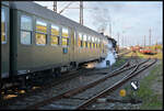 Die Eisenbahnfreunde Zollerbahn e.V. (EFZ) überführten am 26.10.2024 mit ihrer Dampflok 52 7596 und der Diesellok 211 041-9 (NeSA) einen Personenzug von Rottweil nach Würzburg. Nachdem im Würzburger Hauptbahnhof alle Fahrgäste - vorwiegend Eisenbahnfreaks - den Zug verlassen haben, rollt der Leerreisezug in Würzburg-Zell langsam durch den Rangierbahnhof zur Übernachtung ins dortige DGEG Museum.