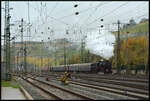 EFZ 52 7596 und NeSA 211 041-9 bringen den Leerzug für DPE 11788 am 27.10.2024 weit vor Plan von Würzburg-Zell zur Bereitstellung in den Würzburger Hauptbahnhof.