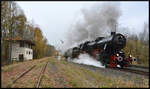 Die Dampflok 52 7596 (Eisenbahnfreunde Zollernbahn - EFZ) beschleunigt am 01.11.2024 den Sonderzug des Deutschen Dampflokomotivmuseum (DDM)  Vogtlandexpress  Kulmbach - Zwickau/Sachsen u. z. aus dem Bahnhof Münchberg. HINWEIS: Die Aufnahme entstand vom BÜ des stillgelegten Anschlussgleises aus.