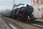 EFZ 52 7596 steht mit der Tunnelzug aus St.-Georgen und Triberg am 29 Dezember 2024 in Hausach. Weil in Triberg und St.-Georgen nicht genugend Platz ist um ein Dampfzug zu stationieren, wird den Pendelfahrt zwischen Triberg und St.-Georgen verlängert nach Hausach, wo das Bahnhofsaräal ausreichend ist. 