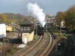 Mit langem, lauten Pfeifen verlsst 52 8047 (leider Tv) mit ihrem Sonderzug den Bahnhof Nossen.