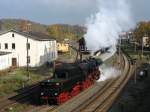 Wegen Ablauf der Fristen war am 28.10.2007 letztmalig dieses Motiv mit 52 80 47 und Sonderzug bei Ausfahrt aus Nossen.