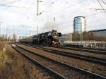 Sonderfahrt mit 52 8080-5 der Ostschischen Eisenbahnfreunde zum Kleinbahnfest nach Freital hier kurz vor dem Dresdner-HBF.02.12.07.