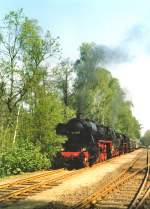 BR 52 (in Doppeltraktion) bei Ausfahrt aus Bad Saarow-Pieskow nach beeskow, um 1986 (ORWO-Foto, eingescannt)