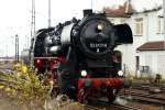 BR 52 8177-9 bei einer Rangierfahrt vor dem  Hauptbahnhof Leipzig.