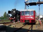 52 8047-4 des Bw Nossen dampft am  Ferkeltaxi  VS.2.08.260 der IG Ferkeltaxi Lugau im Bw Chemnitz-Hilbersdorf vorbei.