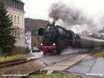 Am 09.12.2007 dampft die Nossener 52 8079-7 durch das Stadtgebiet von Aue (Sachs).