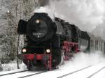 52 8195 dampft mit ihrem Sonderzug der Frnkischen Museumseisenbahn zum Ostereier suchen nach Neuhaus/Pegnitz durch das frischverschneite Pegnitztal bei Velden.