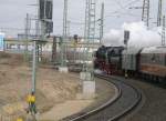 BR 52 8079-7 vor dem Saale-Elstertal-Express, bei der Ausfahrt aus dem Leipziger Hbf.