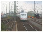 Generationentreffen: Am 12.04.2008 begegnete 401 090 bei der Einfahrt in den Bahnhof Frankfurt am Main-Sd der 52 4867 (Baujahr 1943) der Historischen Eisenbahn Frankfurt am Main, die dort als