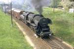 Deutsche Reichsbahn Mai 1983,Hier die 52 5137-6 vor einem Gterzug im Raum Kamenz.