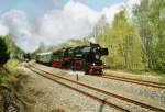 Die BR 52 8154-8 mit eiem Sonderzug aus Nossen(150 Jahre Strecke Schwarzenberg-Zwickau)am 3.5.08.Bei der einfahrt Bf Schwarzenberg