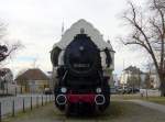 Die 52 8034 in Simbach am Inn am Bahnhofsvorplatz.