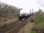 Ein Dampfsonderzug der Berliner Eisenbahnfreunde auf dem Weg nach Dessau, aufgenommen am 13.4.2002 bei Dessau-Wallwitzhafen.