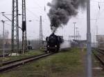 Ausfahrt eines Dampfsonderzuges der Berliner Eisenbahnfreunde aus dem Dessauer Hauptbahnhof. Dieser Zug fuhr am 13.4.2002 ber Bitterfeld weiter nach Ferropolis, einem Tagebau-Museum in der Nhe von Grfenhainichen.