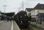 52 8079-7 am 18.08.2008 in Itzehoe.Die Lok weilte zuvor 2 Monate in Niebll, wo sie den Plandampf verrichtete.
Auf der Rckfahrt nach Nossen musste sie wegen eines Lagerschadens einen mehrstndigen Zwangsaufenthalt in Itzehoe einlegen.Das offensichtlich fachkundige Personal konnte die alte Dame wieder zum Laufen bringen.
Ursprnglich wollte ich die Lok bei Glckstadt auf freier Strecke fotografieren. Als sie jedoch nach ca. einer Stunde nicht kam, beschloss ich die nchste RB gen Heimat zu nehmen.
Ein umsichtiger KIN in dieser RB bemerkte wohl meine Kamera , jedenfalls sagte er mir das die Lok mit Lagerschaden in Itzehoe stehen wrde.
Sehr vielen Dank nochmal an dieser Stelle.