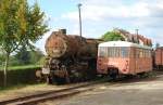 52 8137 und ein Ferkeltaxenbei- oder Steuerwagen stehen am Eingangsbereich des BW Stafurt, 20.09.08