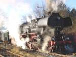 Die 52 8177-9 steht dem historichen Traditionszug im Bahnhof Rvershagen bereit.Aufgenommen am 18.12.04