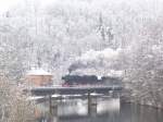 52 8029-2 berquert die Zschopau kurz vor Scharfenstein am 13.12.08 mit dem Sonderzug aus Berlin zur Bergpaarade nach Schwarnenberg.