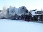 52 8029-2 fhrt am 13.12.08 mit dem Sonderzug aus Berlin unter volldampf durch den Haltepunkt (frher ein Bahnhof) Thermalbad Wiesenbad Richtung Annaberg Buchholz. 52 8047-4 schiebt nach.