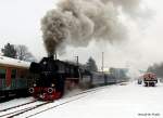 Knapp 20 Minuten Fahrt hatte der Zug bis Schlettau bentigt, aber die Sonne war leider schon weg...52 8029-2 bei der Ausfahrt aus dem Bahnhof Schlettau am 13.12.2008 in Richtung Schwarzenberg