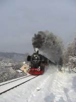 52 8029-2 donnert am 13.12.08 mit dem Sonderzug aus Berlin an den kleinen rtchen Hopfgarten vorbei.