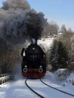 52 8029-2 ist am 13.12.08 mit dem Sonderzug aus Berlin kurz vor dem Unteren Bahnhof Annaberg-Buchholz unterwegs. 52 8047-4 schiebt krftig nach. An diesen Tag waren wir zum ersten mal mit 2 Autos und 2 Kameras unterwegs um mglichst viele Fotopunkte anlaufen zu knnen. (Bildautor: Christian Paul)