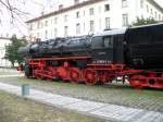 BR 52 vor dem Simbacher Bahnhof als Denkmal.