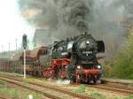 Lok 52 8080-5 des Vereins  Ostschsische Eisenbahnfreunde eV.  am 27.04.2003 mit einem Fotogterzug im Bahnhof Pulsnitz.