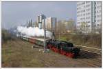 52 8177-9   kurz vor dem S-Bahnhof Landsberger Allee.