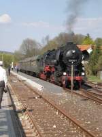 Die 52 8195-1 der FME bei der Ankunft im Ebermannstdter Bahnhof nach ihrer Ostersonderfahrt 